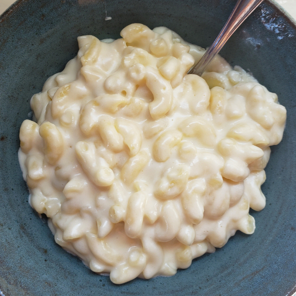 Who doesn't love Mac and Cheese? Talk about a comfort food! It is creamy, rich, filling and oh so delicious. This dish is kid friendly and hearty enough to be eaten as the main meal. You can add protein to make it a more complete meal or serve it as a side dish. This from scratch Mac and Cheese has only 6 ingredients and can be whipped up fast. . . Make it on the stove top, Instant Pot or even a slow cooker to make it extra easy. I promise you will love it too!