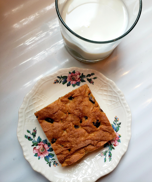 How about a SUPER EASY dessert recipe for all those summer BBQ's, picnics or days at the water? I know I'm always down for a quick easy, sweet treat and these are the the Easiest Cookie Bars Ever. . . How about a cookie with only 3 ingredients plus whatever kind of add-ins you like? They bake in 20-25 minutes and literally ANYONE can make them. 