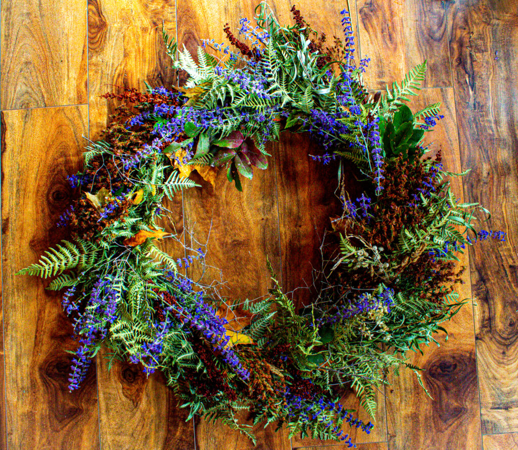 Fall is nearly here! Planning and putting together Fall decor and making our homes cozy is just the best. A beautiful Fall wreath can really add something extra special to a Fall space. You certainly can purchase one of those super expensive wreaths from Pottery Barn or Williams Sonoma but let me help you SAVE money and create BEAUTIFUL and Natural Handmade Fall Wreaths. Here are 2 easy ways to put together a GORGEOUS Fall wreath. 